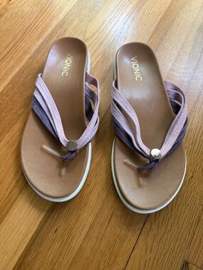 Vionic Women's Two-Tone Lavender and Mauve Suede Thong Sandals